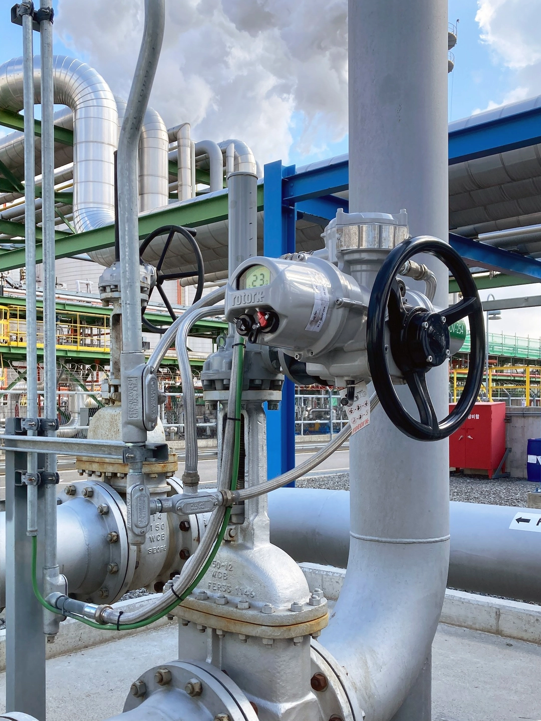 <p>IQ3 intelligent actuator on the Pakscan control network with a Rotork Master Station. Petrochemical plant, ethylene, polyethylene and propylene, in Daesan, South Korea</p>